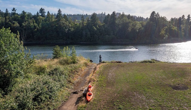 Lake Front - Spacious 6-bedroom house with AC, WiFi, Free Parking in Milwaukie!