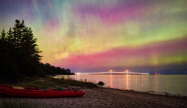 Lake Huron Beachfront, Hot Tub, Kayaks, 10 minutes to Mackinaw City