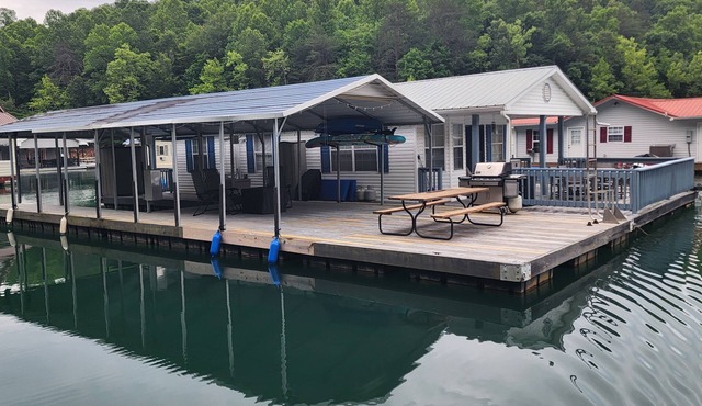 Lake Mode: 3-bedroom Floating House at Whitman Hollow w/covered boat slip