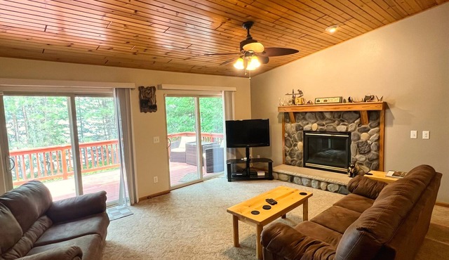 Lakefront 4 bedroom 3 bath with easy trail access! Free Firewood!