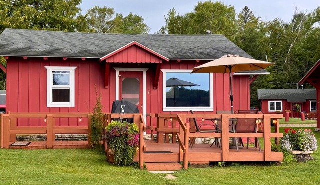 Lakefront Cabin #3 on Frenchman Lake in Trout Lake, Michigan. Row boat included!
