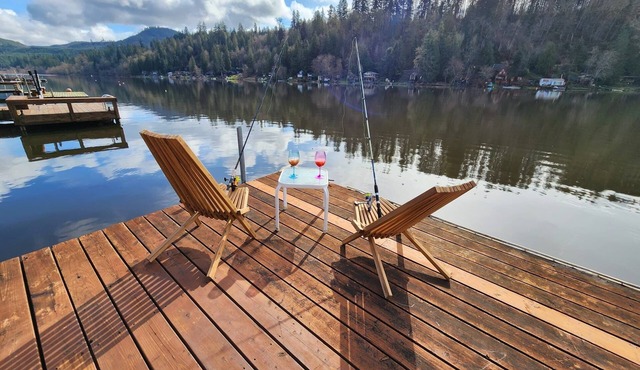 Lakefront Cabin, Stunning Views, Firepit, 29 mi to Rainier.