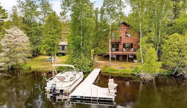 Lakefront Cabin w/Summer Bunkhouse/June-Aug Sleeps 10/Sept-May Sleeps up to 6