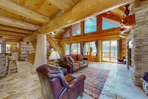 Lakefront Cascade Cabin Private Dock & Games in Donnelly