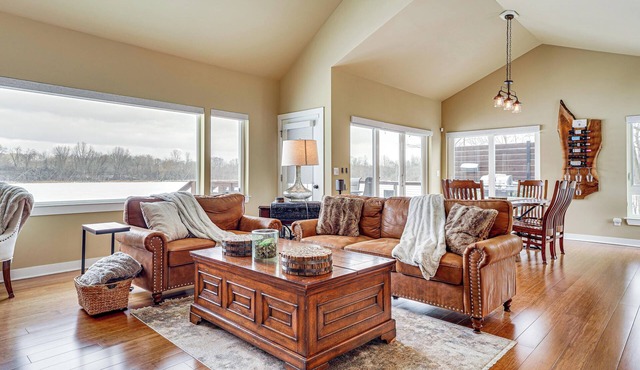 Lakefront Escape w/Deck: 10 Mi to Ann Arbor!