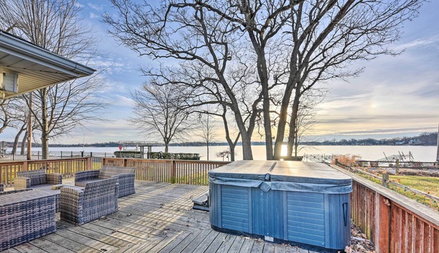 Lakefront Ingleside Home w/ Dock & Kayaks!