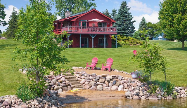 Lakefront Irish Hills Home ~ Sleeps 11 ~ Sandy Beach ~ Near MIS Speedway