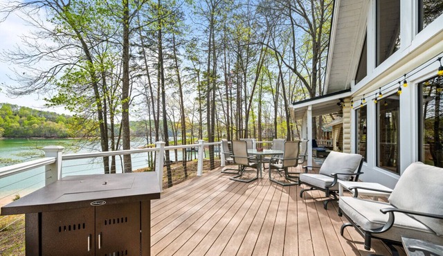 Lakefront Lodge: Covered Dock, Hot Tub, Fire Pit