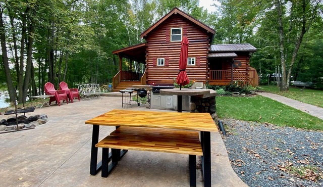 Lakefront log cabin! Fishing, UTV trails, outdoor kitchen & relaxation!