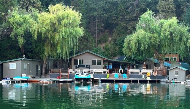 Lakefront Private Cabins on Lake Billy Chinook, Oregon.