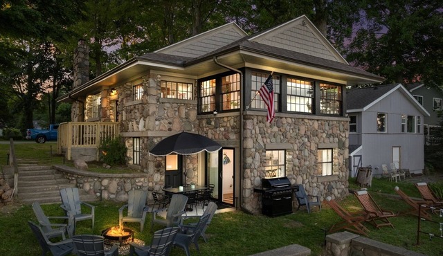 Lakefront Storybook cottage Hot Tub Fireplace 4 bd 2 bath.