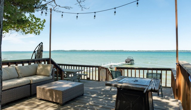 Lakeshore Lux - La Casa | Beach | Fireplace | AC