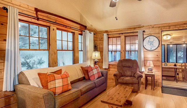 Lakeside cabin with a firepit, sunroom, & seasonal dock