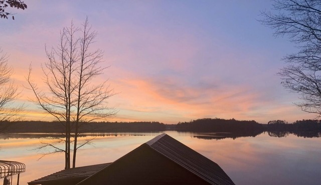 Lakeside cottage great for a group. Boat parking included!