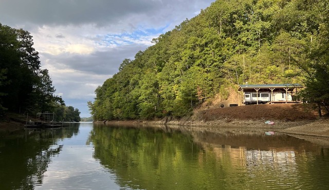 Lakeside Hideaway with Romantic Vibes! Boat dock-boardwalk. Private boat launch.