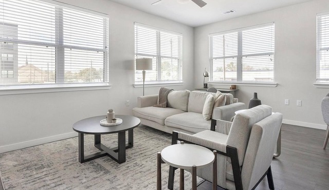 Landing | Incredible 2BD, Courtyard, Gym in Houston