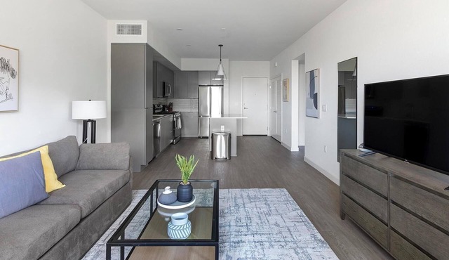 Landing | Modern 1BD, Gym, Rooftop Lounge