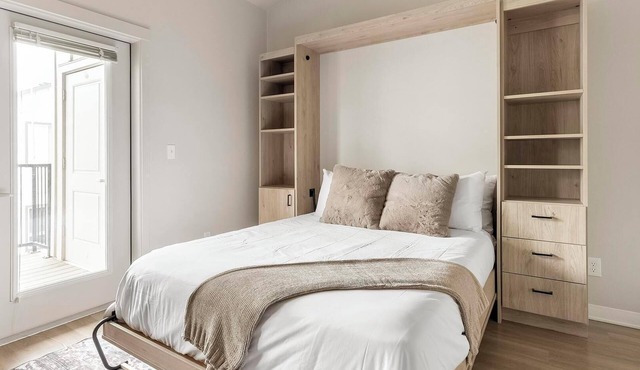 Landing | Spectacular Studio, Pool, Clubhouse