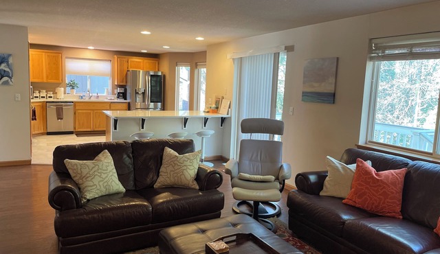 Large Beautiful Home for Groups + Families + Relaxing Near Intel/Nike