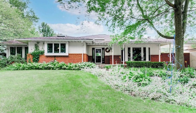 Large Charming Home w/ Pool & Deck ~5 miles to UMICH!