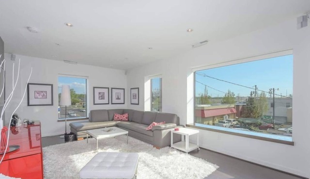 Large eclectic 1 BR above restaurant 15 min to PDX