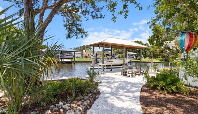 Large Game Room Kayaks No Steps Waterfront in Crystal River