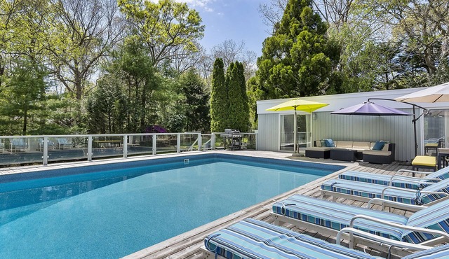 Large heated pool, games room, private bay beach access, gardens, kid-friendly