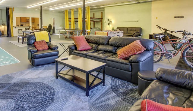 Large Loft-Style Studio in Uptown Oakridge
