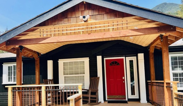Large LUXURY Cabin on 10 Acres with Hot Tub