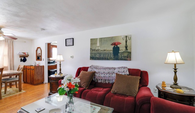 Large Private Yard: Home 14 Mi to Niagara Falls! in Tonawanda