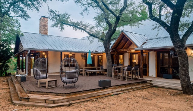 Large Rustic Log Cabin near Lake Travis with 2 Master Suites and Scenic Views