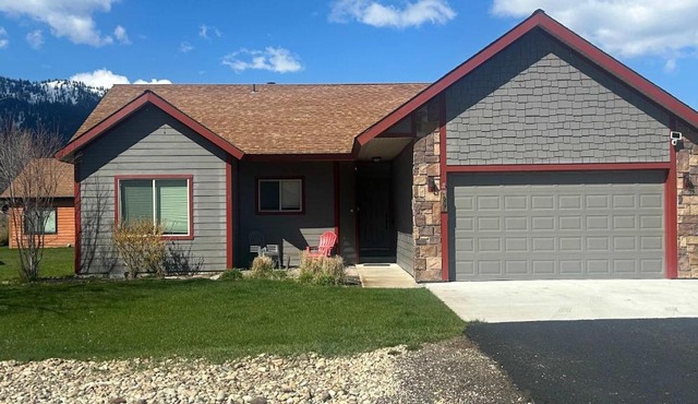 Latiude Adjustment-Modern Home with AC near Tamarack Resort Mtn Views Beach Access Pet Friendly