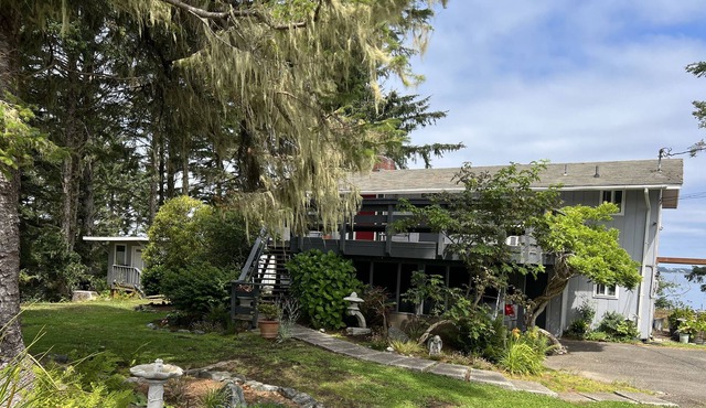 Laurel Cove Waterfront Home with Access to the Shoreline
