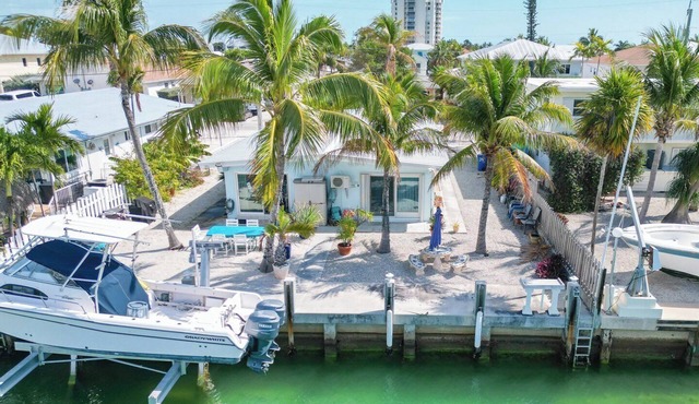 Lazy Tortuga ground level 2bed/2bath half duplex with dockage & cabana club