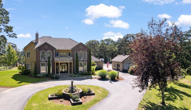 Legendary Escape w/Countless Amenities, Pool, Hot Tub, Billiards, Ping Pong, & More on 82 Acres