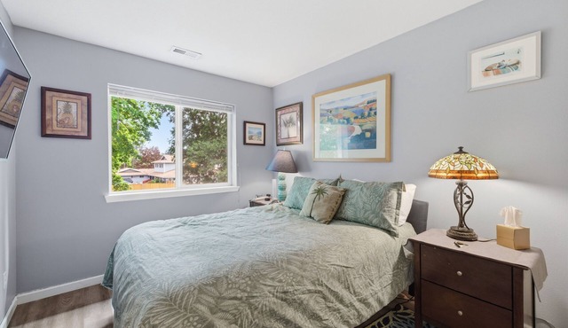 LGBT+ friendly queen suite near Nike with office space, mini fridge,microwave.