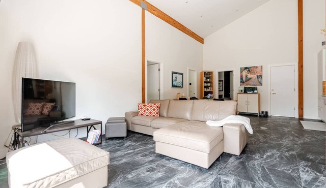 Light & Bright 2BR - 2Baths, Patio, Fenced Garden, WIFI, Pet friendly, Sept %