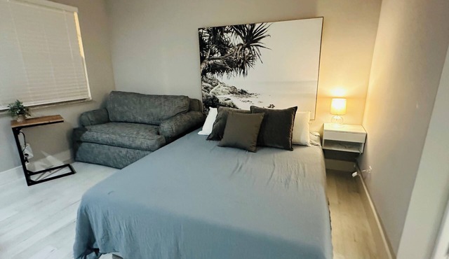Like New - Studio Apartment with Separate Kitchen, Wifi & DirectTV