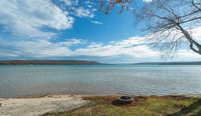 Little Glen Lakefront Vacation Home, Sandy Beach