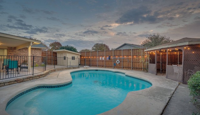 Location, Pool, Luxury and Everything in Between in Carrollton