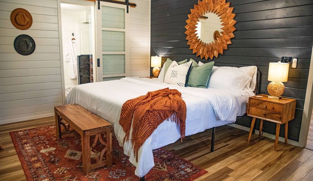 Location! Quant, Cozy & Stylish 2 Br/2Ba