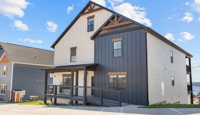LOCATION! Stunning 7b/8b, Sleeps 30! By SDC w/Lake view, hot tub, &theater!