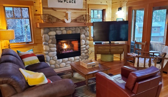 Log Cabin Inn - Cabin 12 on the Mckenzie River - minutes from Tokatee and Loloma