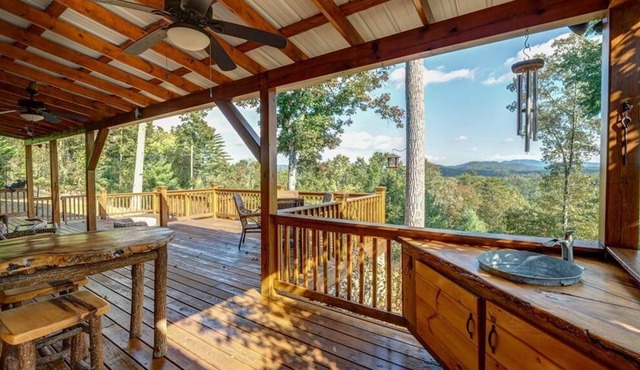 LOG CABIN W/LONG-RANGE MOUNTAIN VIEWS! HUGE DECK W/FIRE PIT & GRILL. DISCOUNTS!