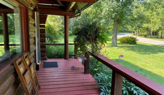 Log Home w/Shared Beach and Game Room.