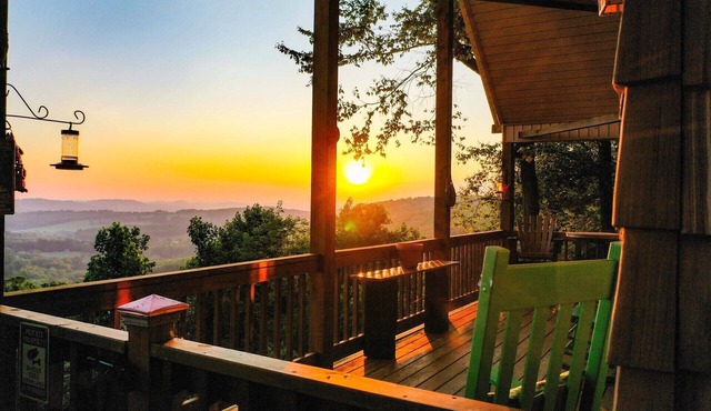 Long Range Mountain Views + Hot Tub!