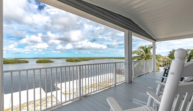 Lookout On Long Beach: Discover Serenity at Your Private Waterfront Sanctuary, Amazing Sunset Views!