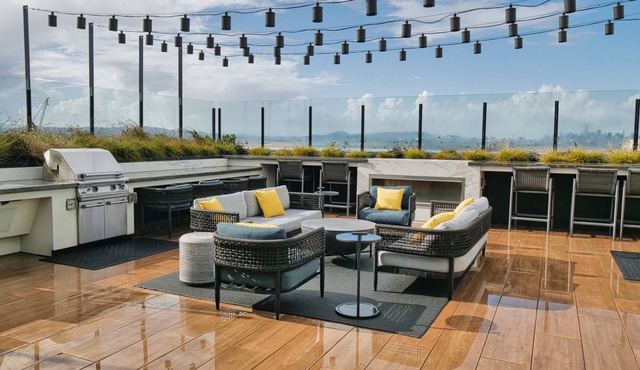 Lovely Brand New Studio Suite-Rooftop Deck-Free Parking-Fitness Center