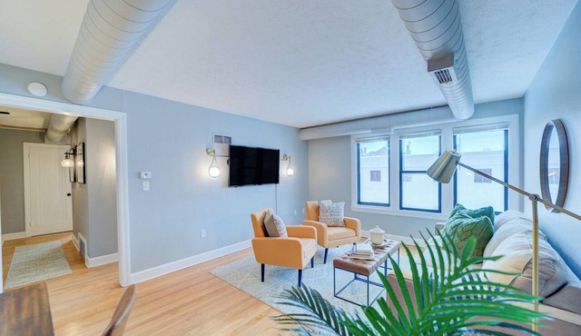 Lovely Mid-Century Modern - Apt B