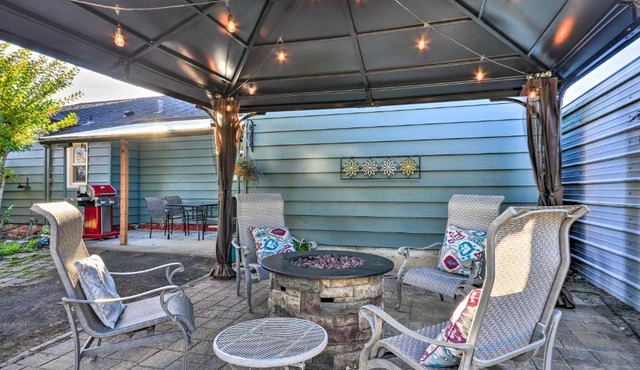 Lovely Sherwood Retreat with Yard, Walk to Old Town!